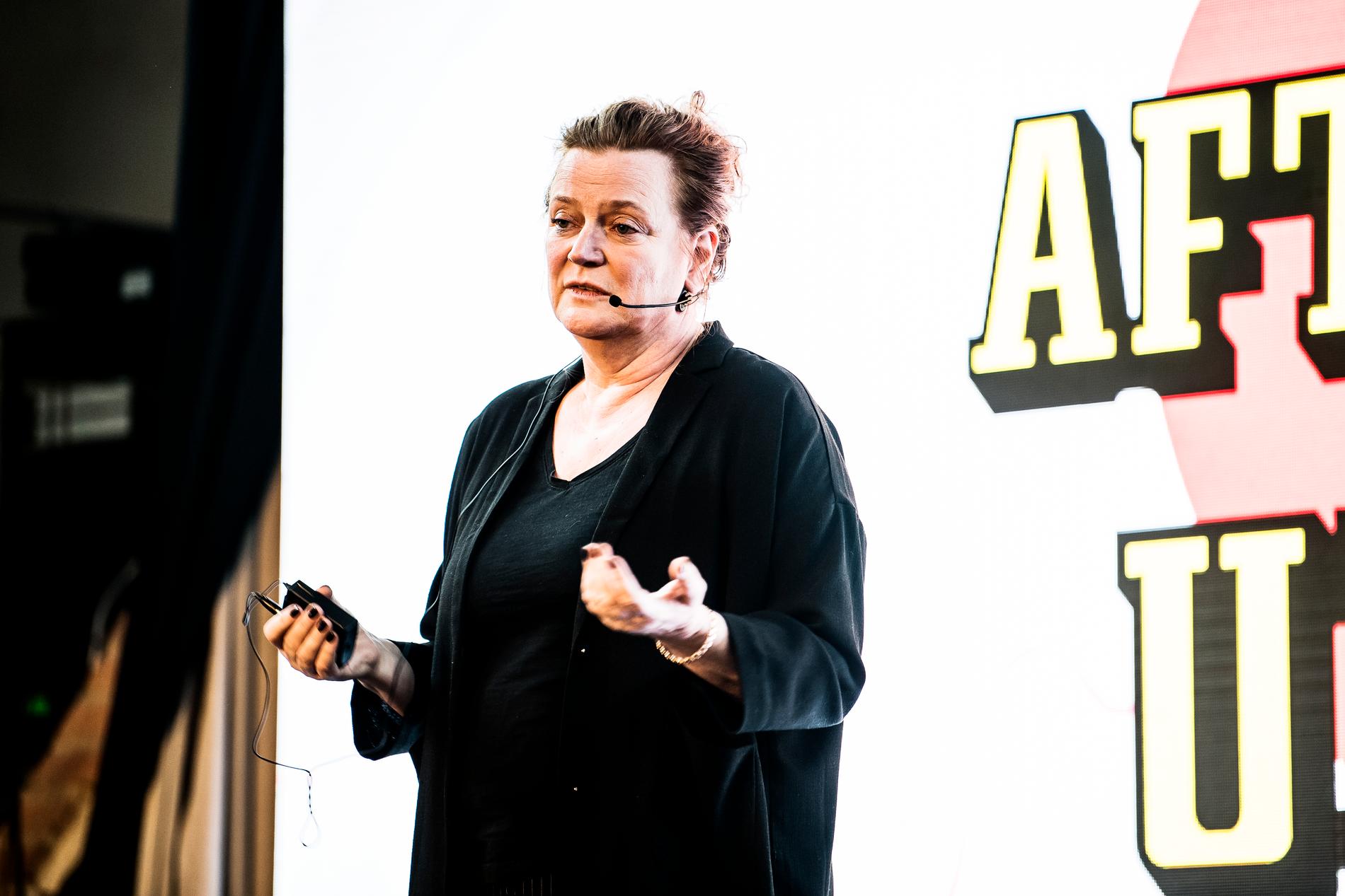 Lena K Samuelsson, publisher på Aftonbladet, på scen.