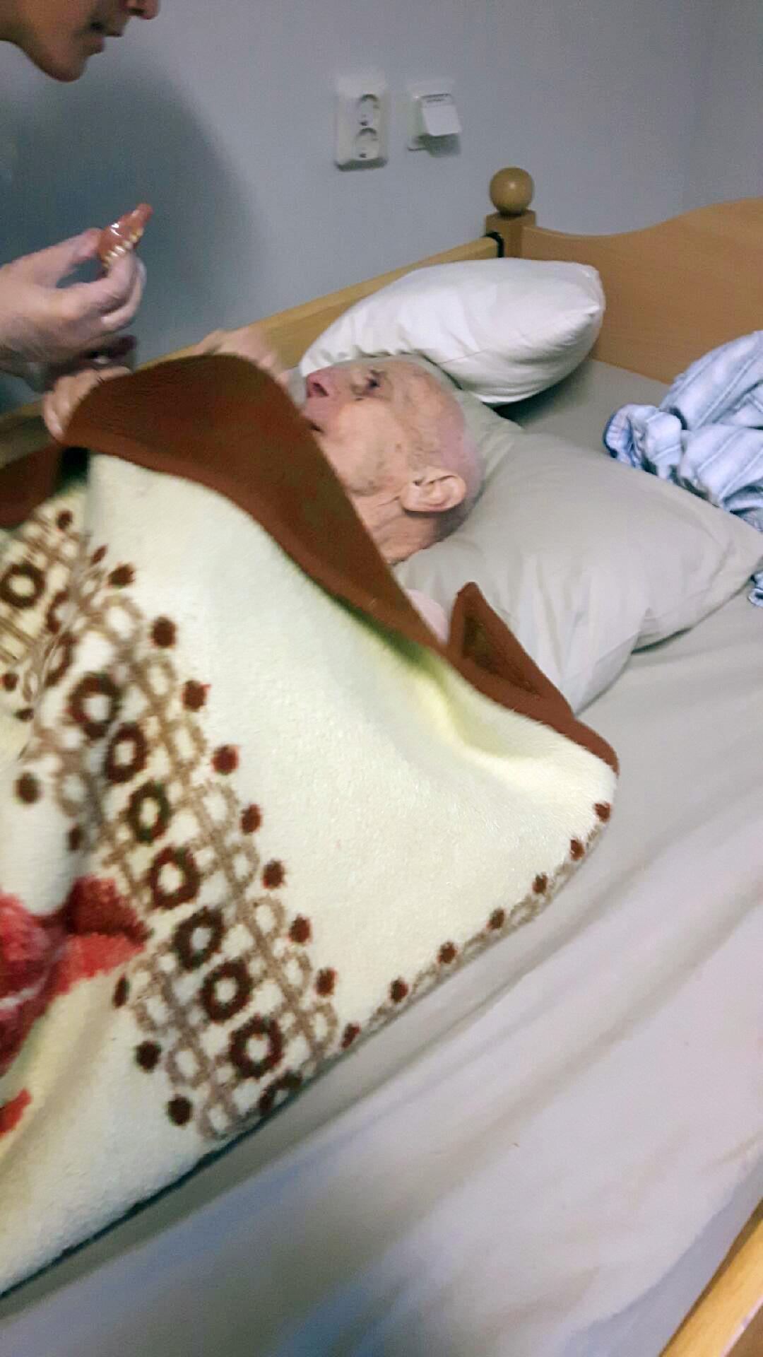 Den 85-åriga mannen blev snabbt sämre på Höjdens äldreboende. Efter tolv dagar på hemmet slog en av han döttrar larm och han förde mes ambulans till sjukhuset, men det var för sent. 