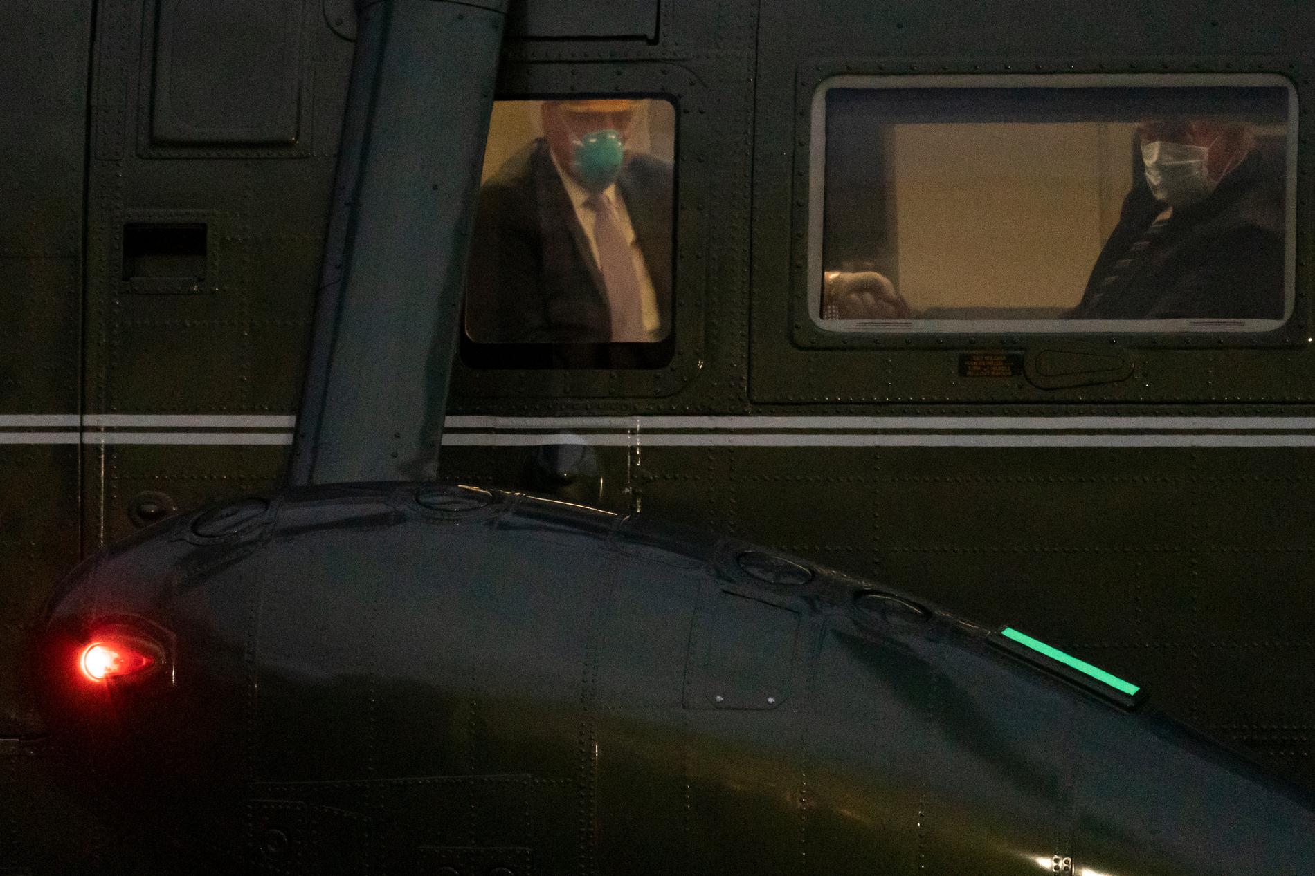 Donald Trump ombord på presidenthelikoptern Marine One när han kom tillbaka till Vita huset i Washington under måndagen efter sin sjukhusvistelse. Arkivbild.