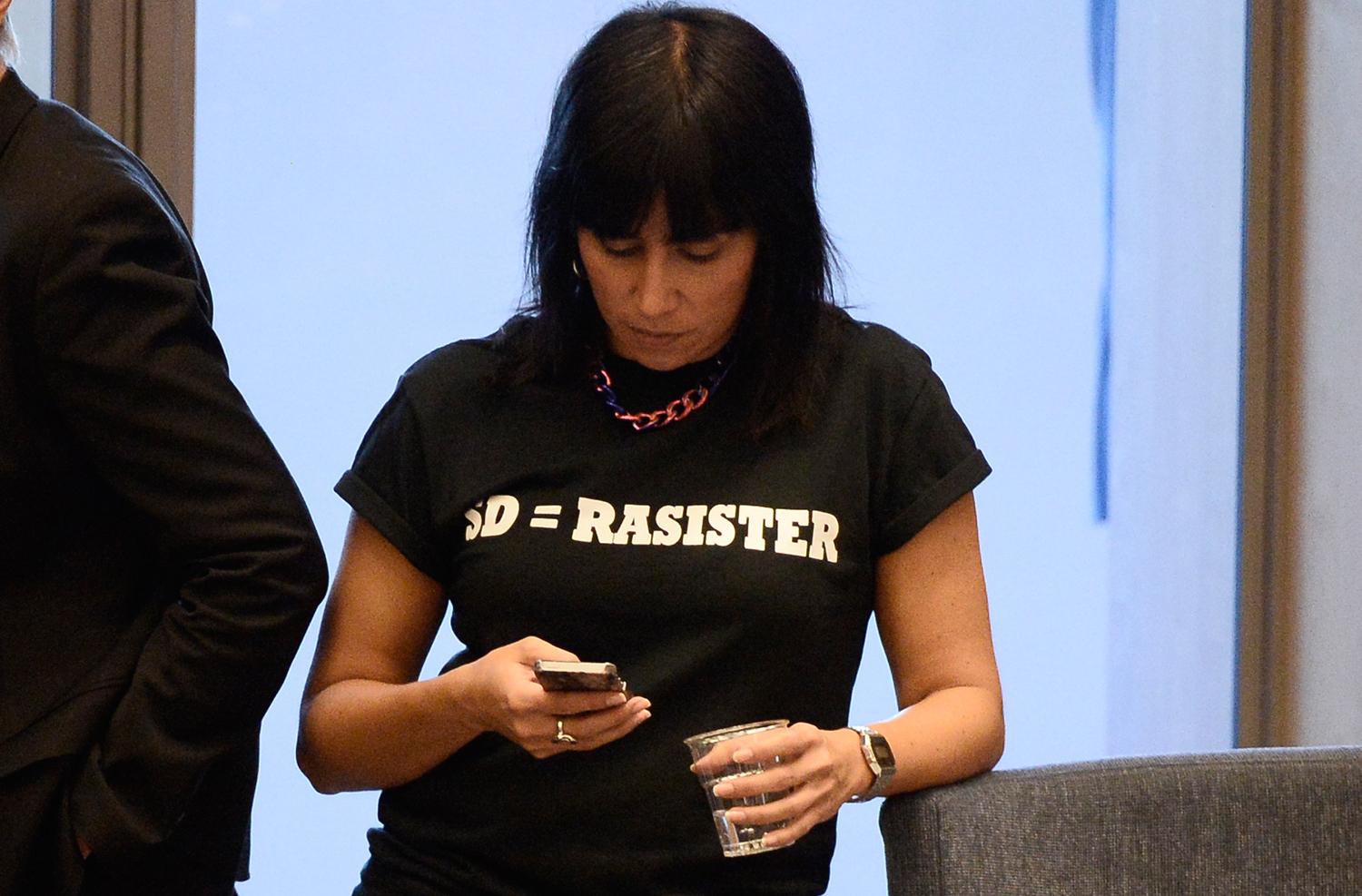 Rossana Dinamarca (v) har tidigare protesterat i kammaren mot SD, bland annat genom att bära en t-shirt med texten "SD=rasister".