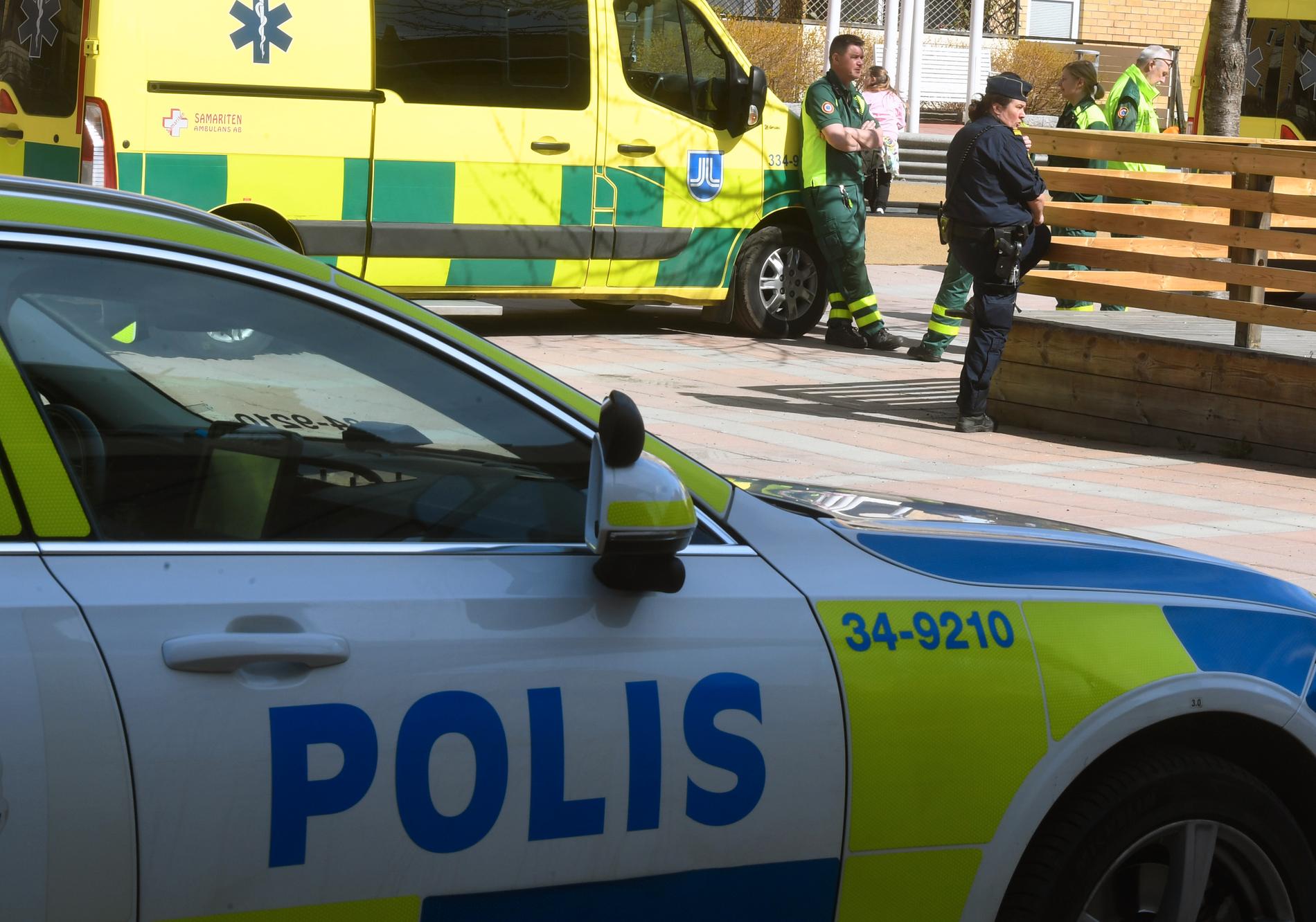 Polis och ambulans på plats vid adressen i Täby