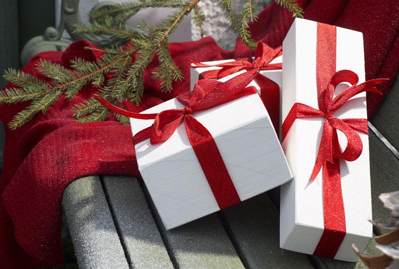 Många klappar Julshoppingen väntas slå nytt rekord i år. Totalt kommer svenskarna köpa julklappar för 15,5 miljarder kronor.