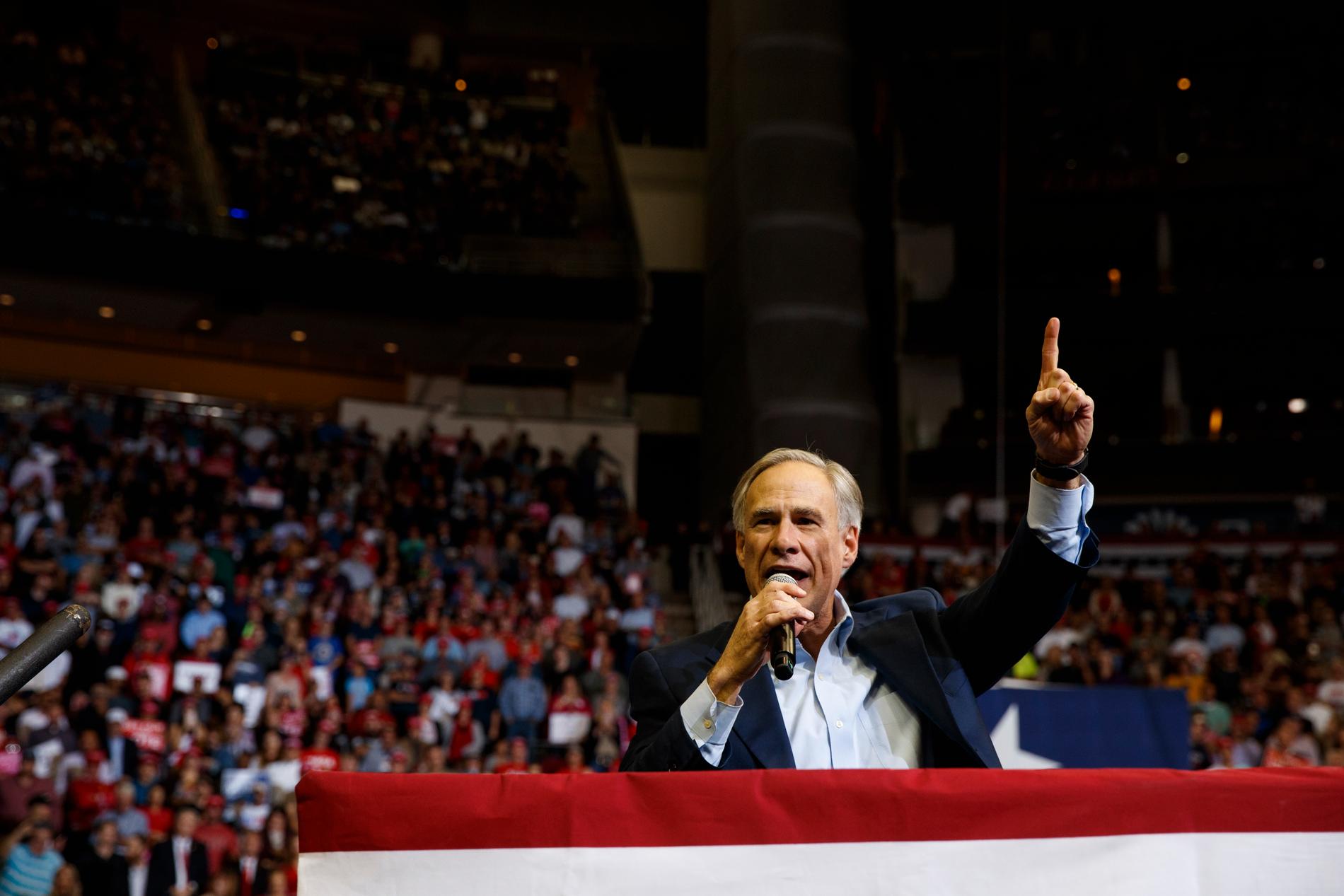 Texas guvernör Greg Abbott fotograferad vid ett kampanjframträdande med den dåvarande presidenten Donald Trump i Houston 2018.