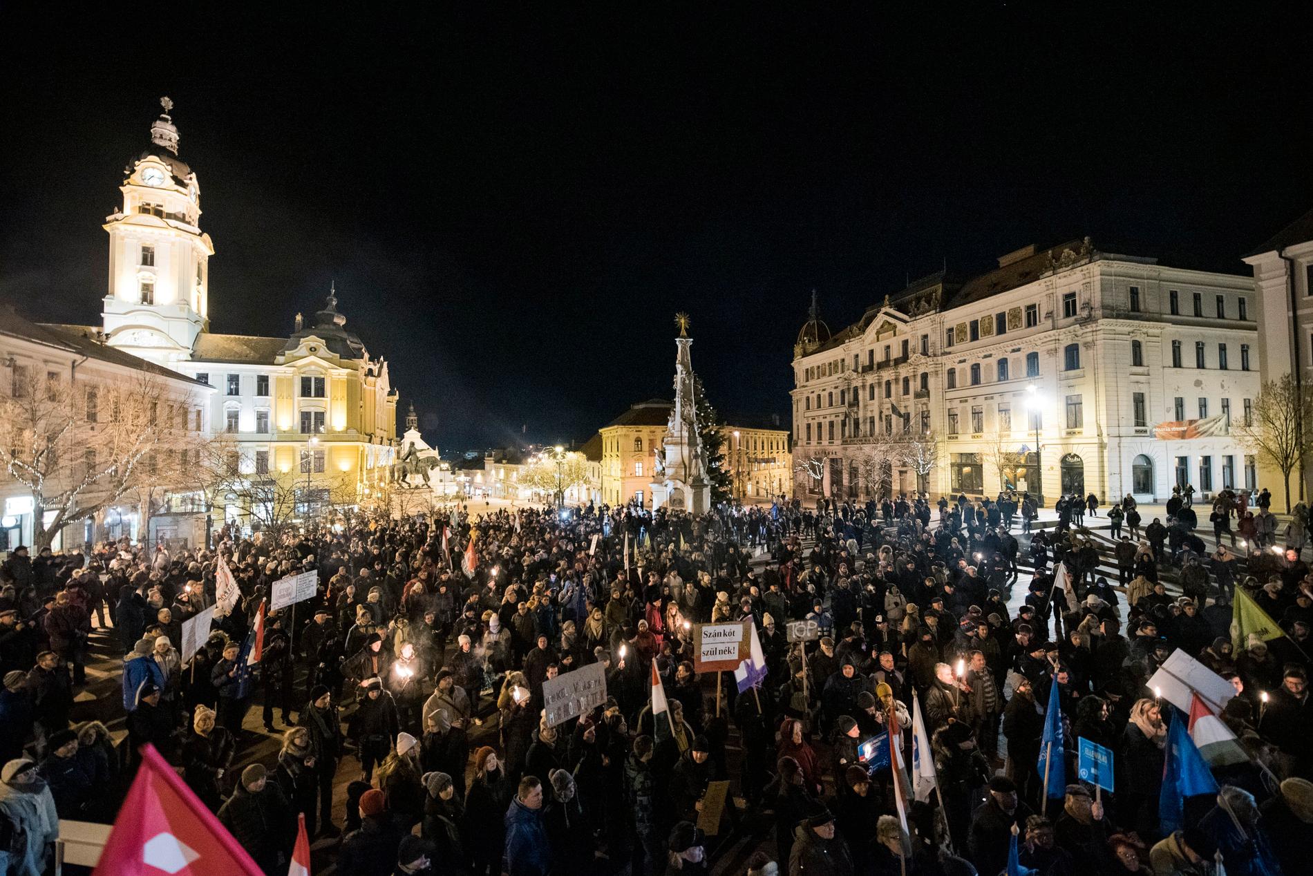 Anhängare till ungerska oppositionspartier samlades i Pecs i Ungern på fredagskvällen för att protestera mot den nya övertidslagen.