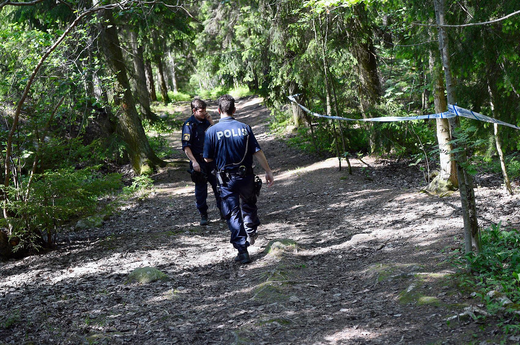 Den 16-åriga flickans kropp hittades gömd i ett skogsparti i Hökarängen i södra Stockholm.