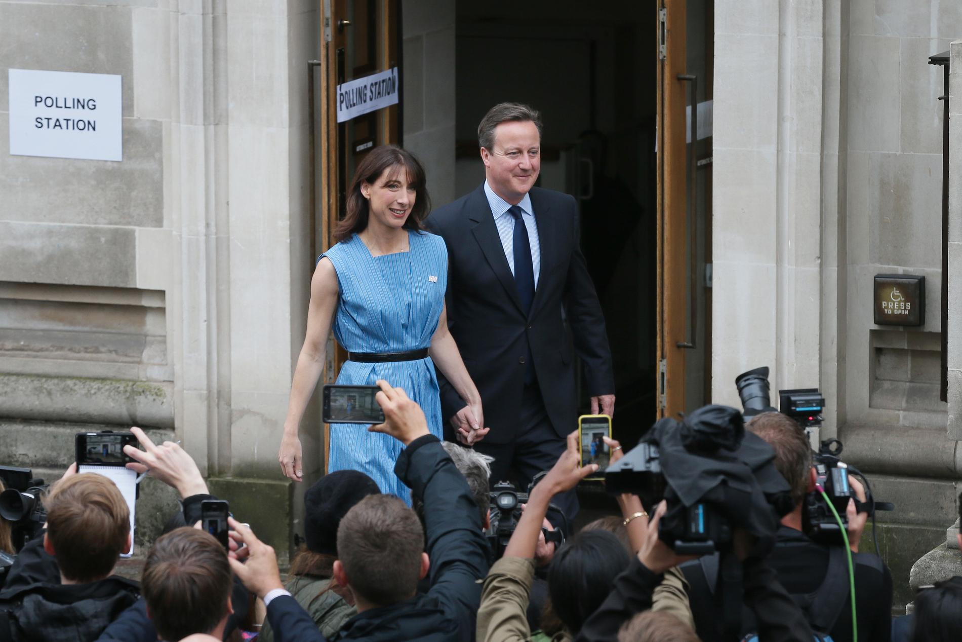 Storbritanniens premiärminister David Cameron och hans fru Samantha lämnar vallokalen efter att ha röstat på torsdagen.