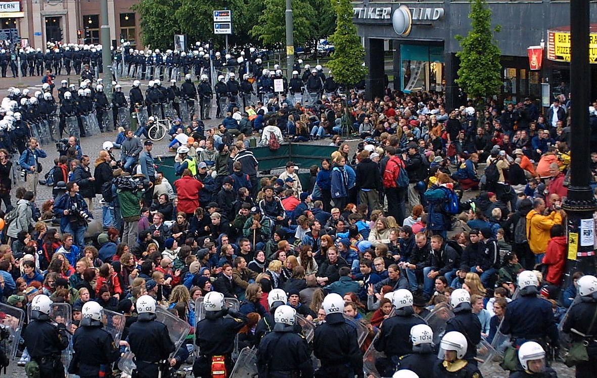 Demonstranter ringas in på Järntorget.