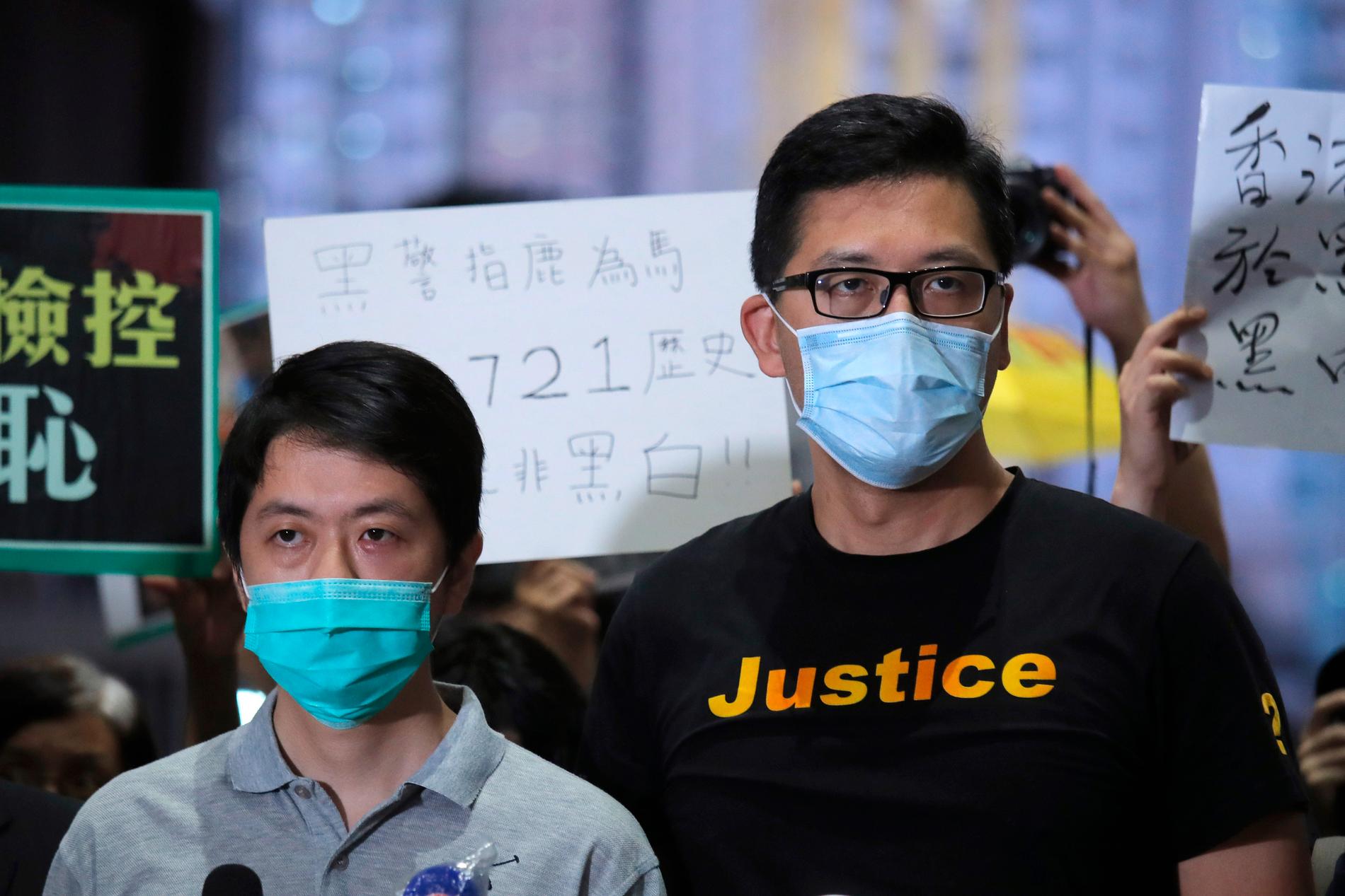 Demokratiförespråkarna Ted Hui (till vänster) och Lam Cheuk-Ting sedan de släppt mot borgen i Hongkong i augusti. De misstänks för brott med anknytning till regimkritisk verksamhet. Arkivbild.