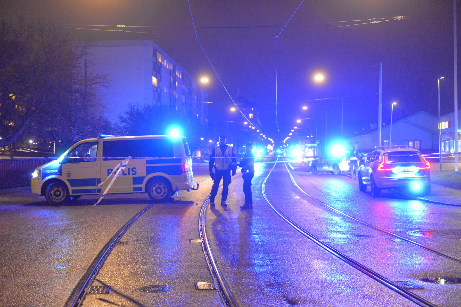 En tonårspojke har skjutits till döds i Norrköping.