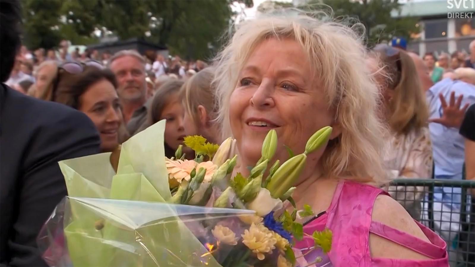 Nyblivna 70-åringen Kikki Danielsson satt i publiken på Skansen och hyllades med ett medley av artisterna på plats. 