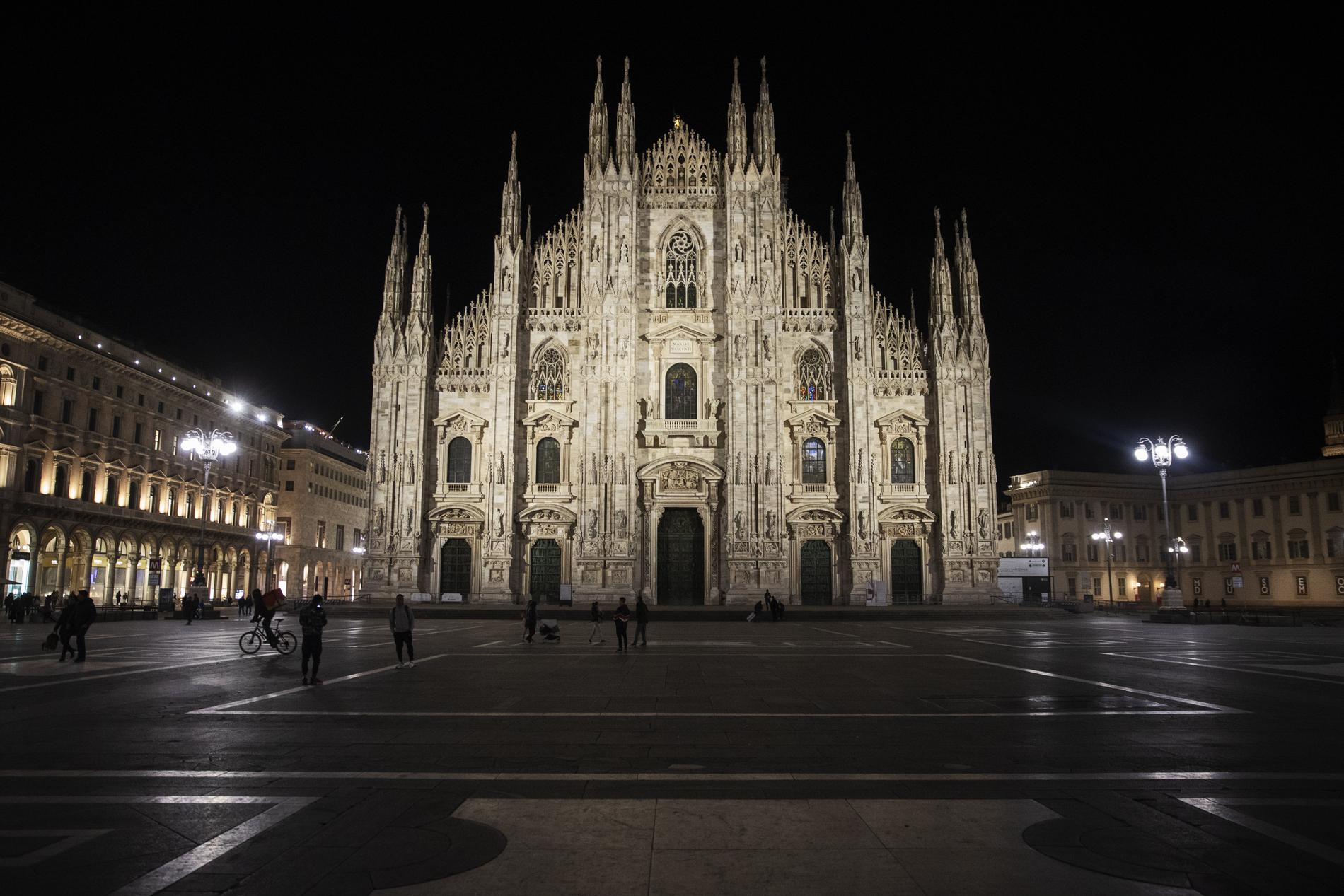 Ett ödsligt Piazza del Duomo i Milano