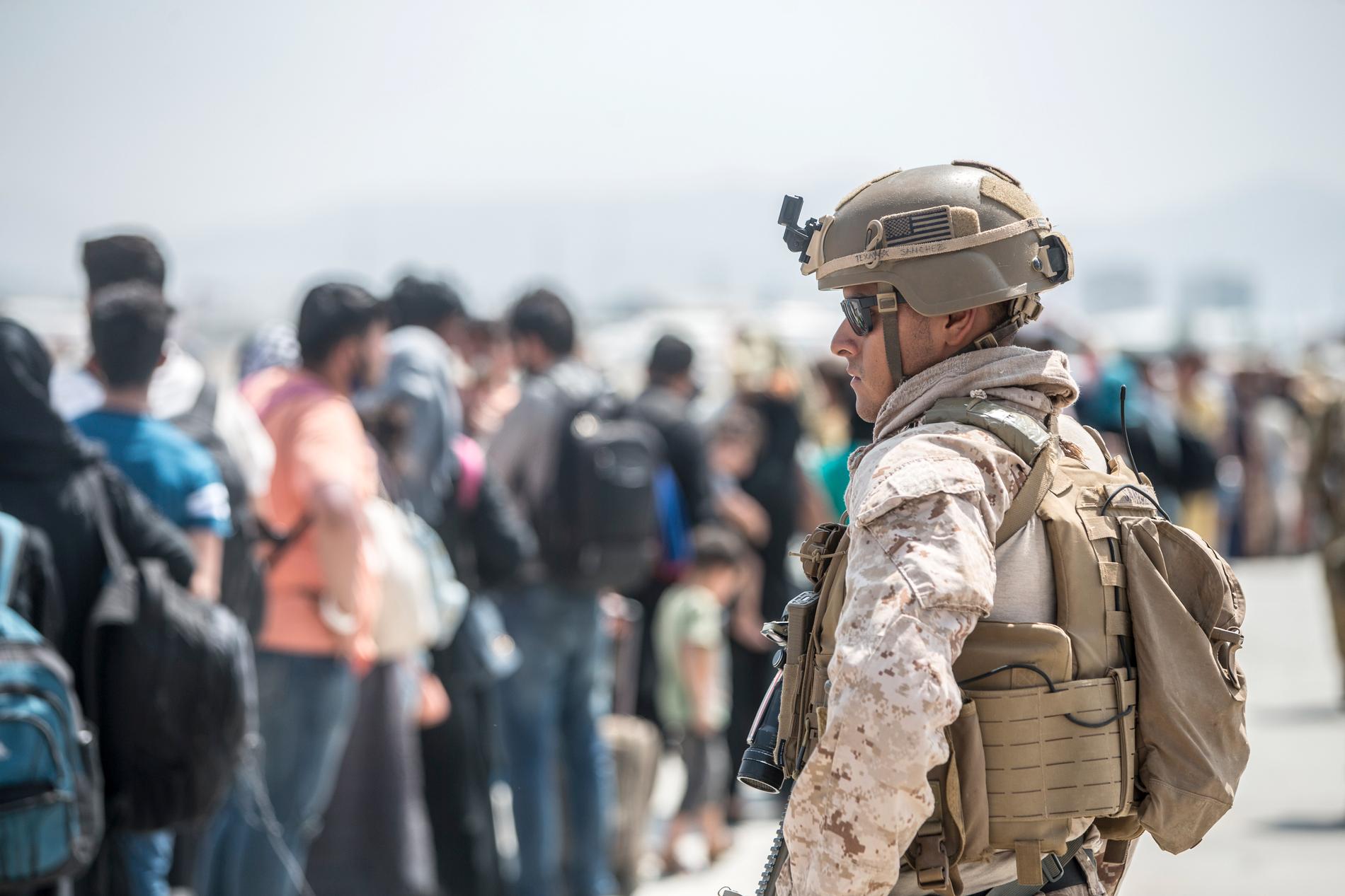 En amerikansk soldat utanför flygplatsen i Kabul. 