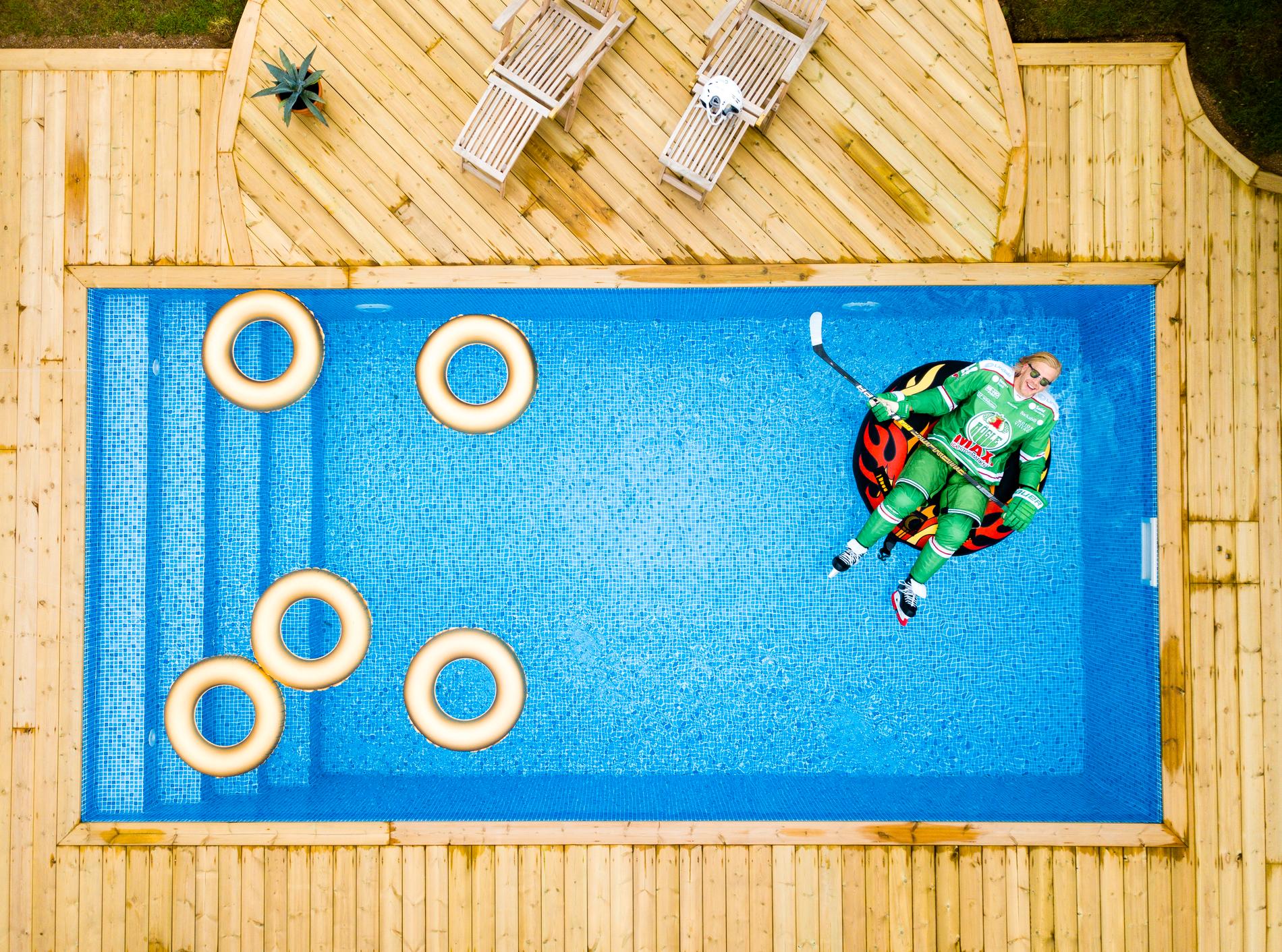 Olle Liss, SHL-spelare i Rögle hänger i poolen, fotograferad till Sportbladets SHL-bibeln.