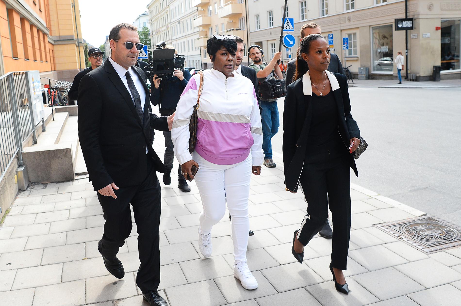 ASAP Rockys mamma Renee Black på plats för rättegången. Till höger om henne går Lili Assefa, som sköter ASAP Rockys presskontakter i Sverige.