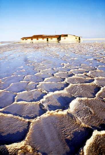 Bolivias vita guld, saltet, bildar spännande mönster när det torkar i solen uppe på högplatån. Mitt i saltöknen ligger hotellet Hotel de Sal Playa Blanca. Där erbjuds ett boende som liknar det på ishotellet i Jukkasjärvi - fast byggt av salt istället för is.