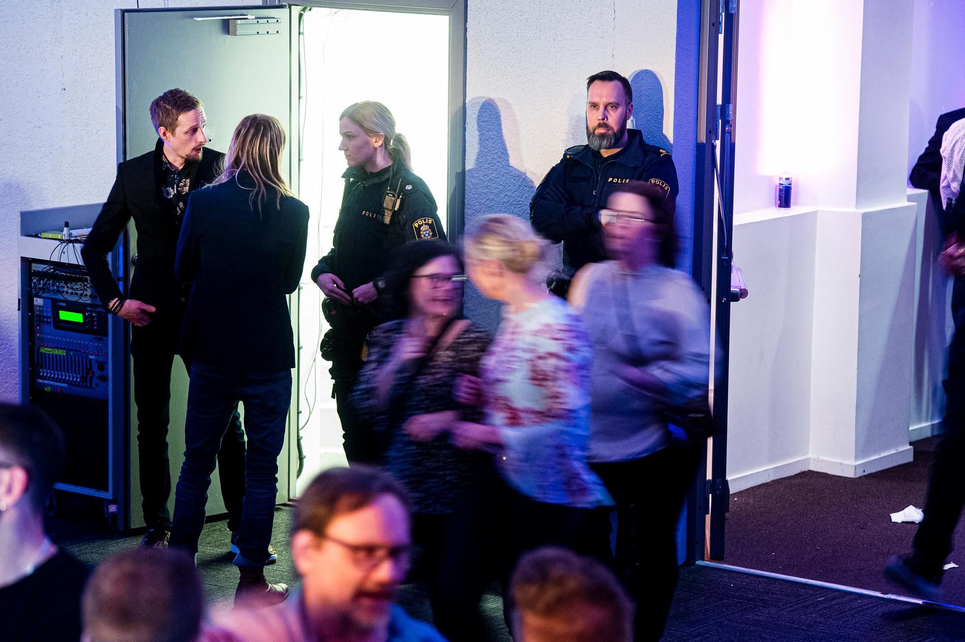 Polis på plats under efterfesten på Melodifestivalen 2020 i Eskilstuna efter att en nyckelperson i produktionen dagen före misstänks gjort sig skyldig till narkotikabrott.
