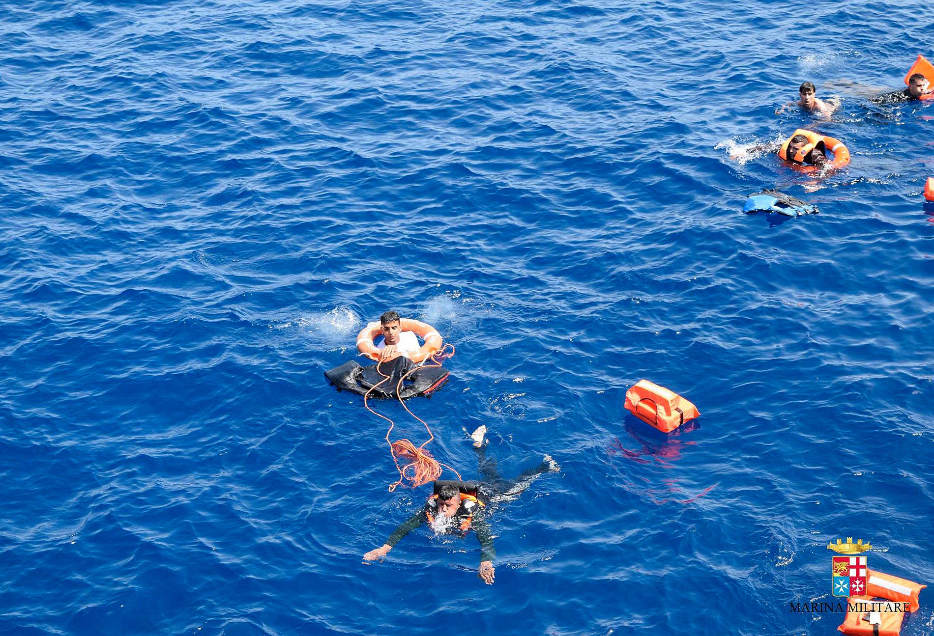 Minst sju migranter har drunknat utanför Libyens kust sedan en överfylld båt kantrat och sjunkit.