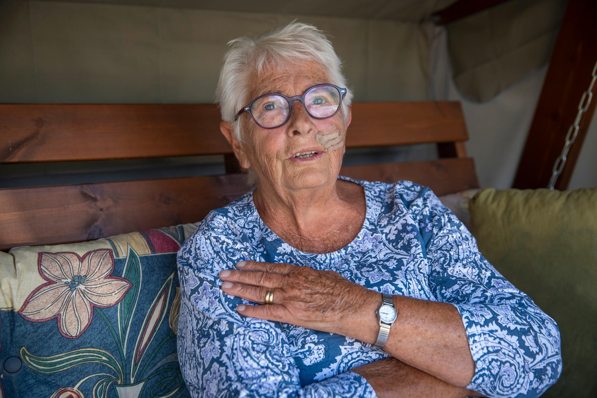 Birgitta Persson, 83, var en av de första att flytta in när området var nybyggt. Hon vet att många Hanaskogsbor tycker att det är bra att Ringen rivs, själv håller hon inte med. ”Jag har aldrig haft några problem med dem som bor där .”