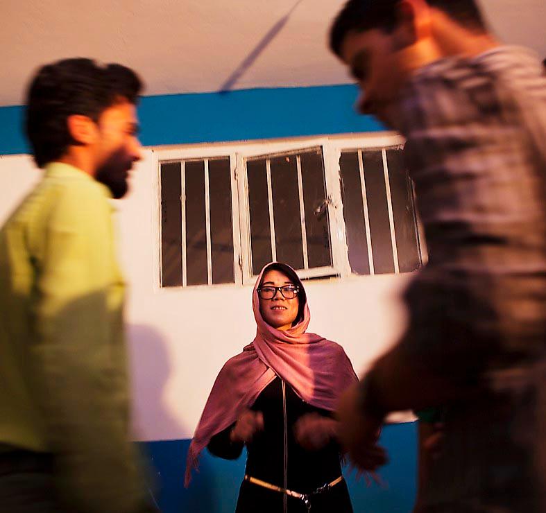 Mahbode Barat instruerar de manliga skådespelarna i en pjäs om att fly från Afghanistan