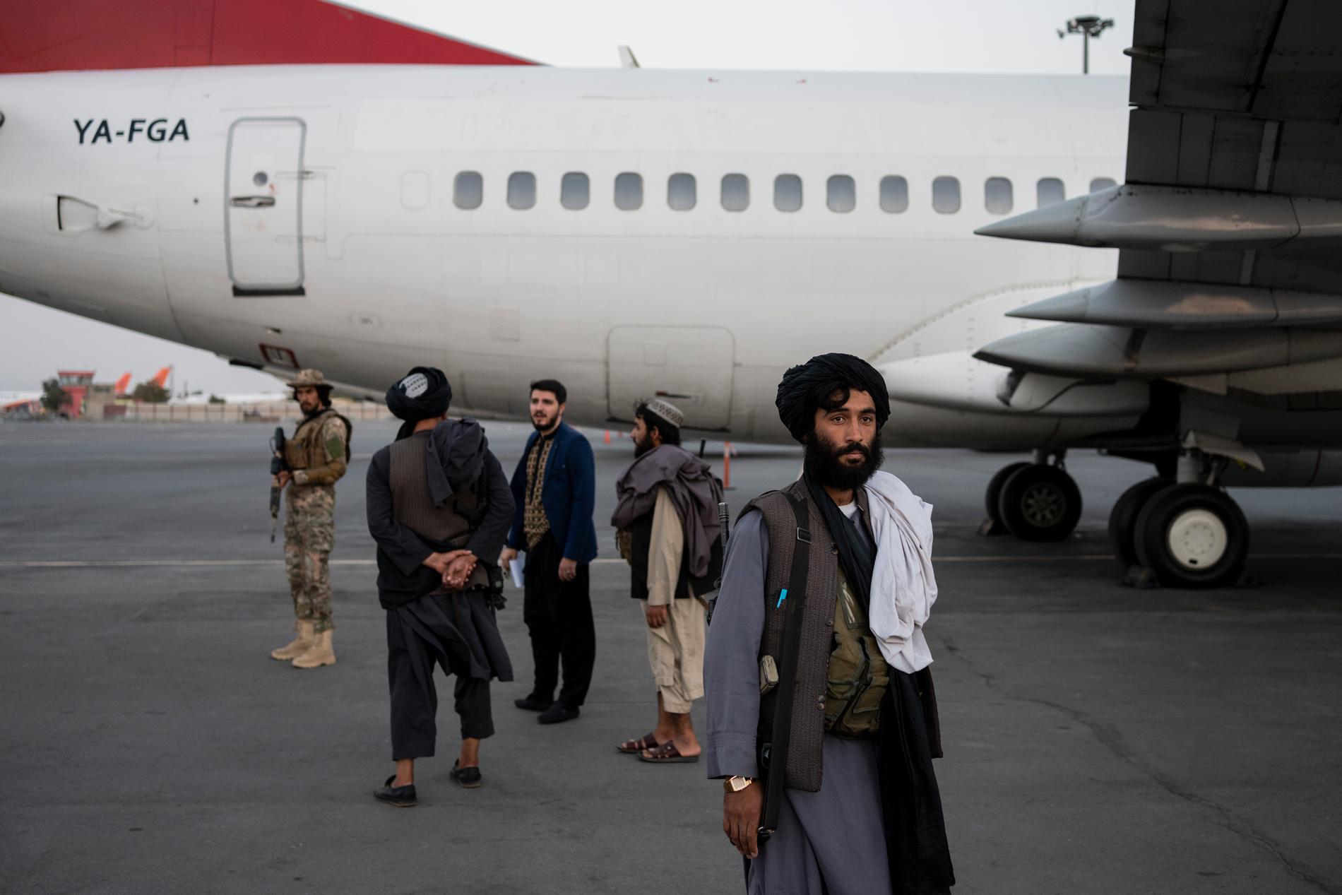 Talibanstyrkor på Kabuls flygplats efter övertagandet. Nu varnar Säpo för att svenska IS-anhängare kan ta sig till landet för att genomgå terrorträning. 