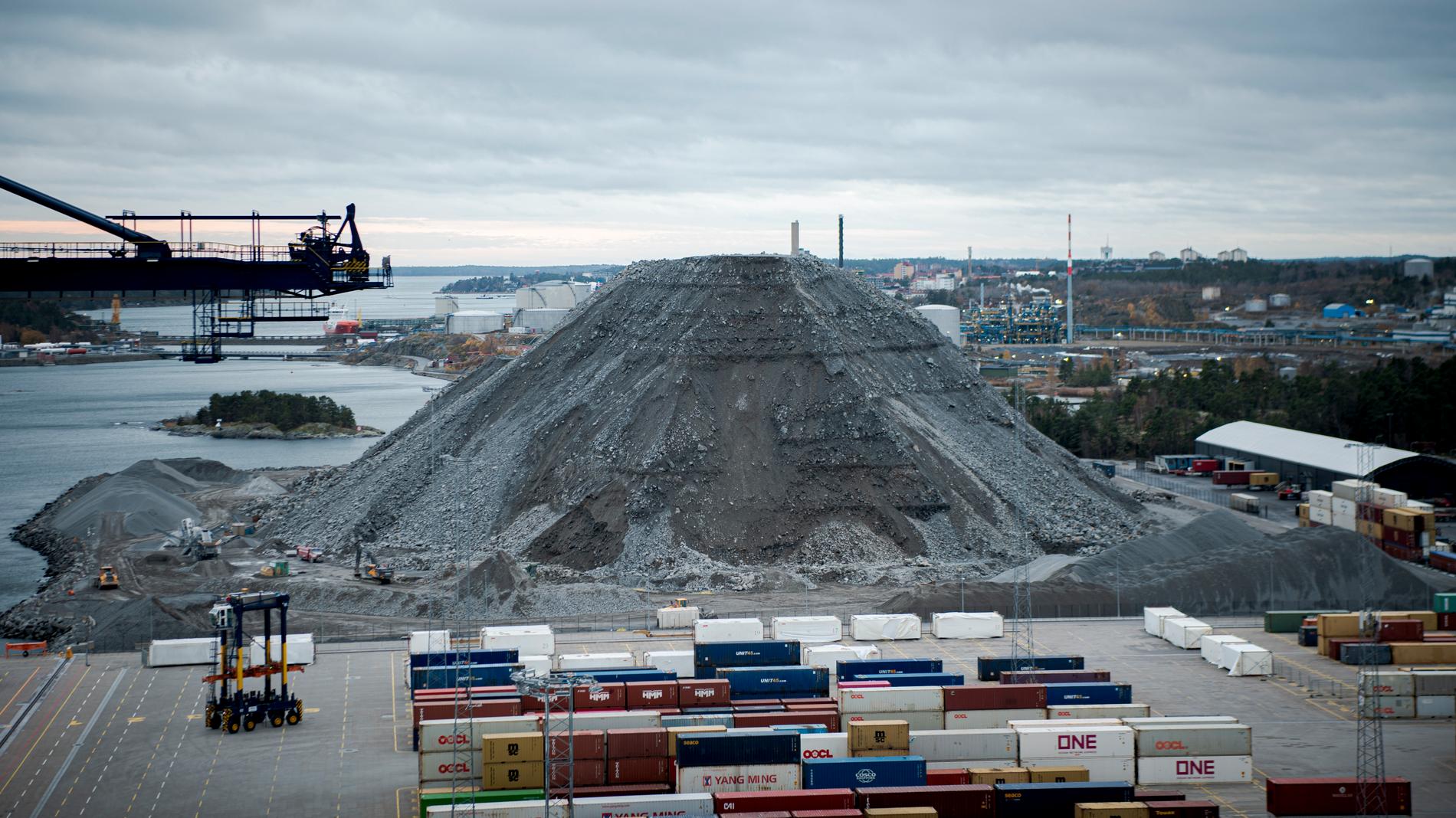 Tillslaget i Norvik hamn i Nynäshamn gjordes i samverkan mellan Åklagarmyndigheten, Polisen och Tullverket. Arkivbild.