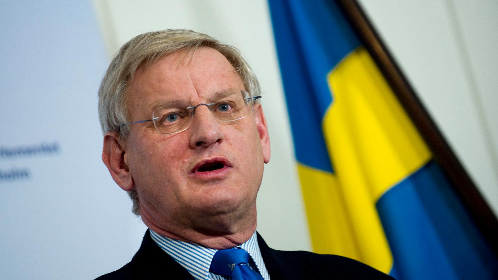 Dåvarande utrikesminister Carl Bildt när han kommenterade domen mot de två fängslade journalisterna när det begav sig. Han förekommer i filmen, då i skådespelaren Philip Zandéns gestaltning. 