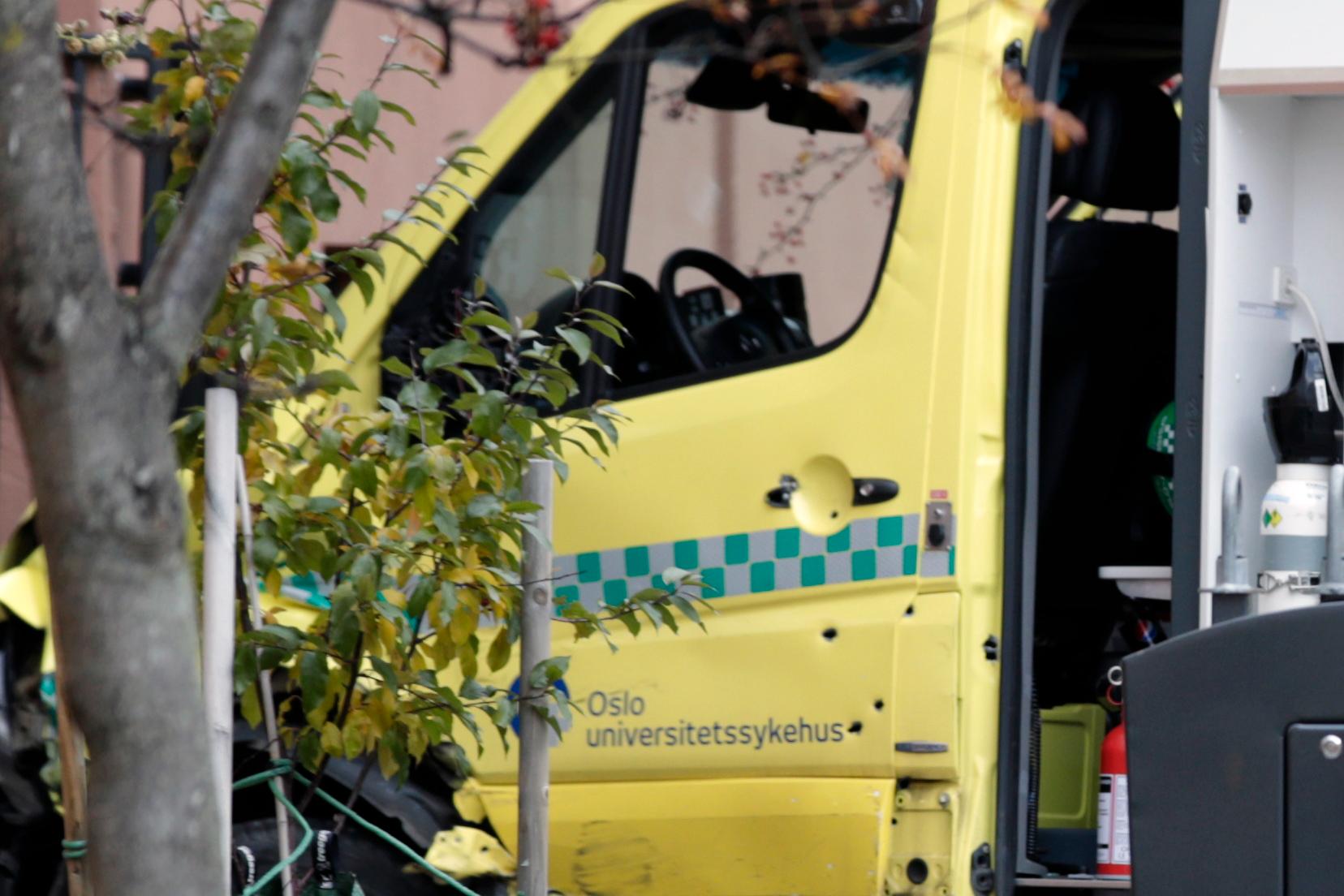 Flera skotthål syns vid ambulansens dörr