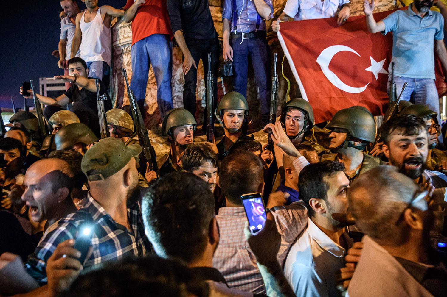 Turkiska soldater på Taksimtorget i Istanbul, under protester mot kuppförsöket.
