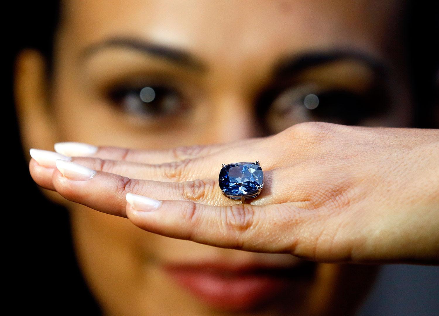 Modellen Charlene Bonnithon visar upp ”Blue moon”-diamanten.