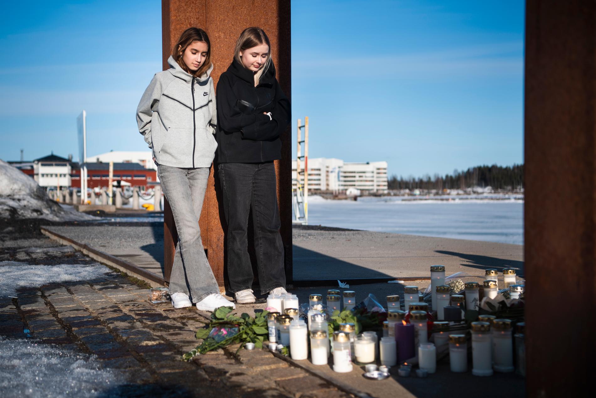 Vännerna Mirana Öhman, 13, och Tindra Bergström, 14, efter minnesstunden vid Södra hamn.