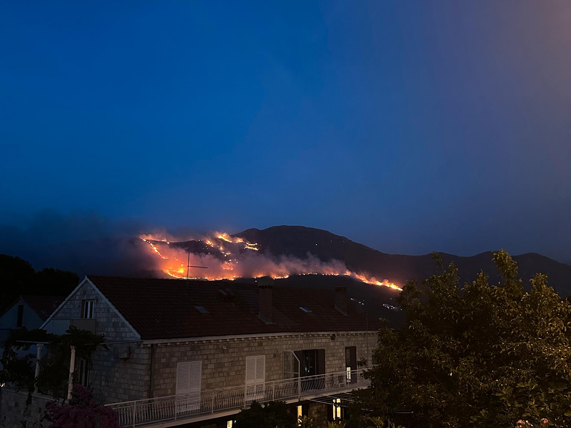 Utanför turistorten Dubrovnik i Kroatien kämpar räddningstjänsten med att släcka en stor skogsbrand som spridit sig. 