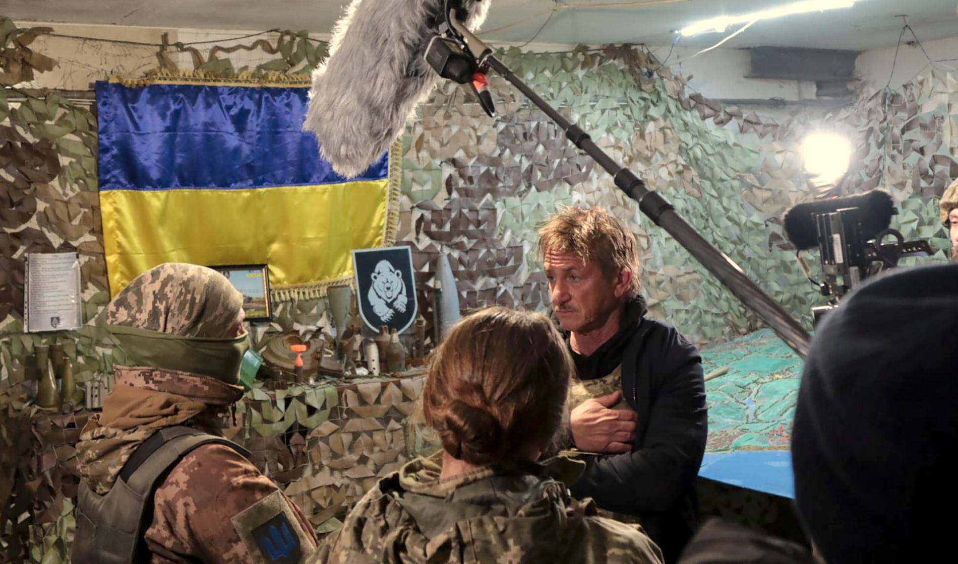 Sean Penn (till höger) under en intervju med en soldat från den ukrainska armén. Arkivbild.