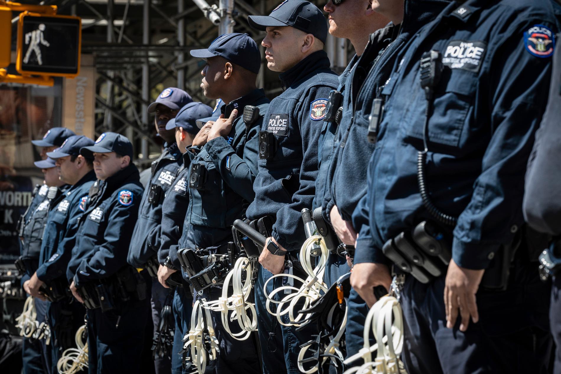 New York-poliser formar en mur i samband med en presskonferens om de pågående protesterna vid universitetet Columbia.