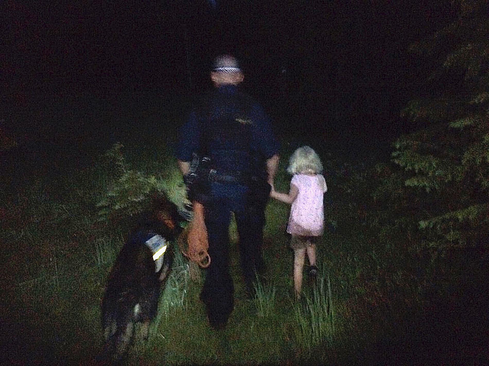 Efter 13 timmar ensam i skogen hittades lilla Ellenor av schäfern Attack och hundföraren Tommy Eriksson.