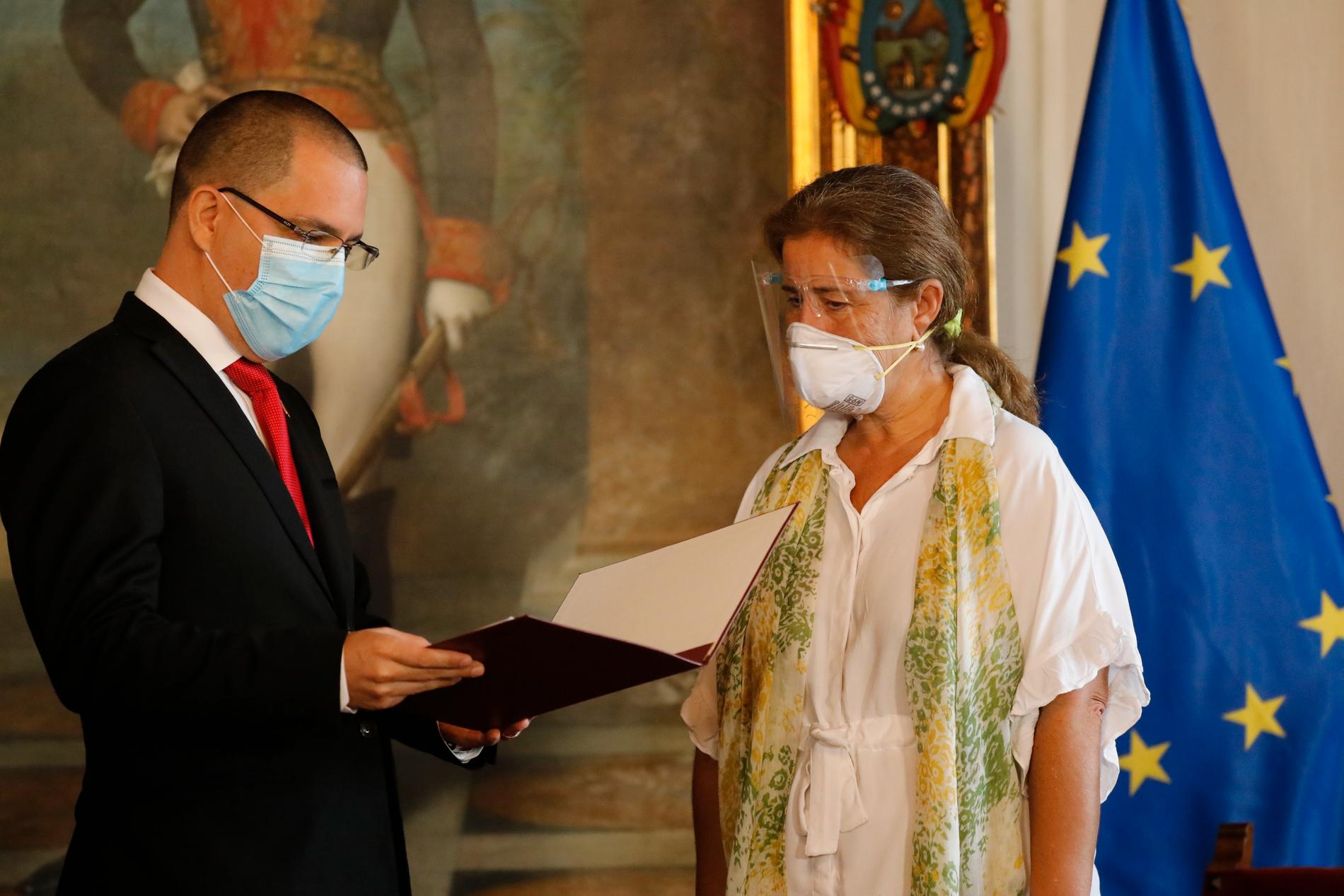 Venezuelas utrikesminister Jorge Arreaza (till vänster) kallade upp EU-ambassadören Isabel Brilhante Pedrosa i samband med beslutet att utvisa henne.