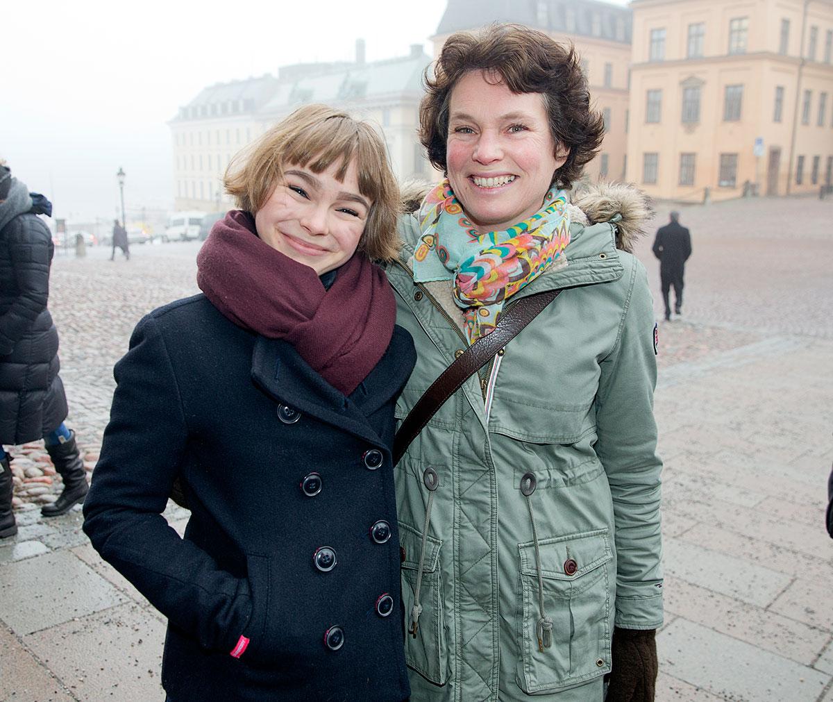 Hanna Tamas, 16, och Katarina Tamas, 48, tycker att det ska bli kul att få skriva till kronprinsessparet. De kommer att skriva "Stort lycka till med ditt liv".