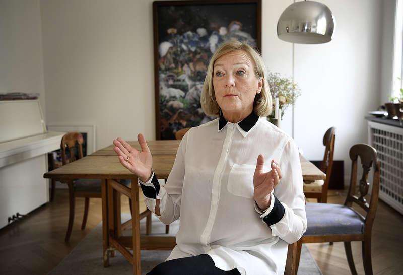 Överläkare Ingrid Bergström säger att det är viktigare än någonsin att hålla avståndet och visa extra hänsyn till äldre personer.