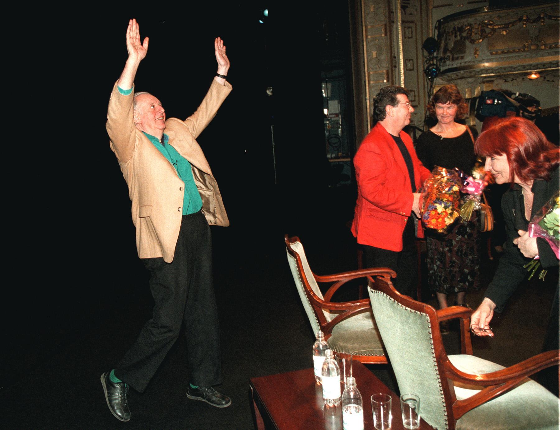 Nobelpristagaren i litteratur Dario Fo återuppför sitt Nobeltal på Dramaten 1997. Till höger Kim Anderzon som introducerade Dario Fo i Sverige.