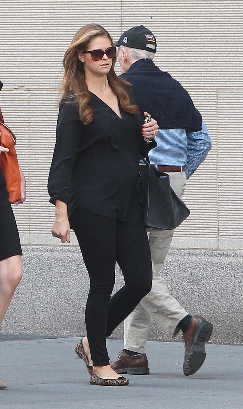 I New York I början på oktober hade Madeleine en svart tunika som visar en antydan på en liten baby i magen.