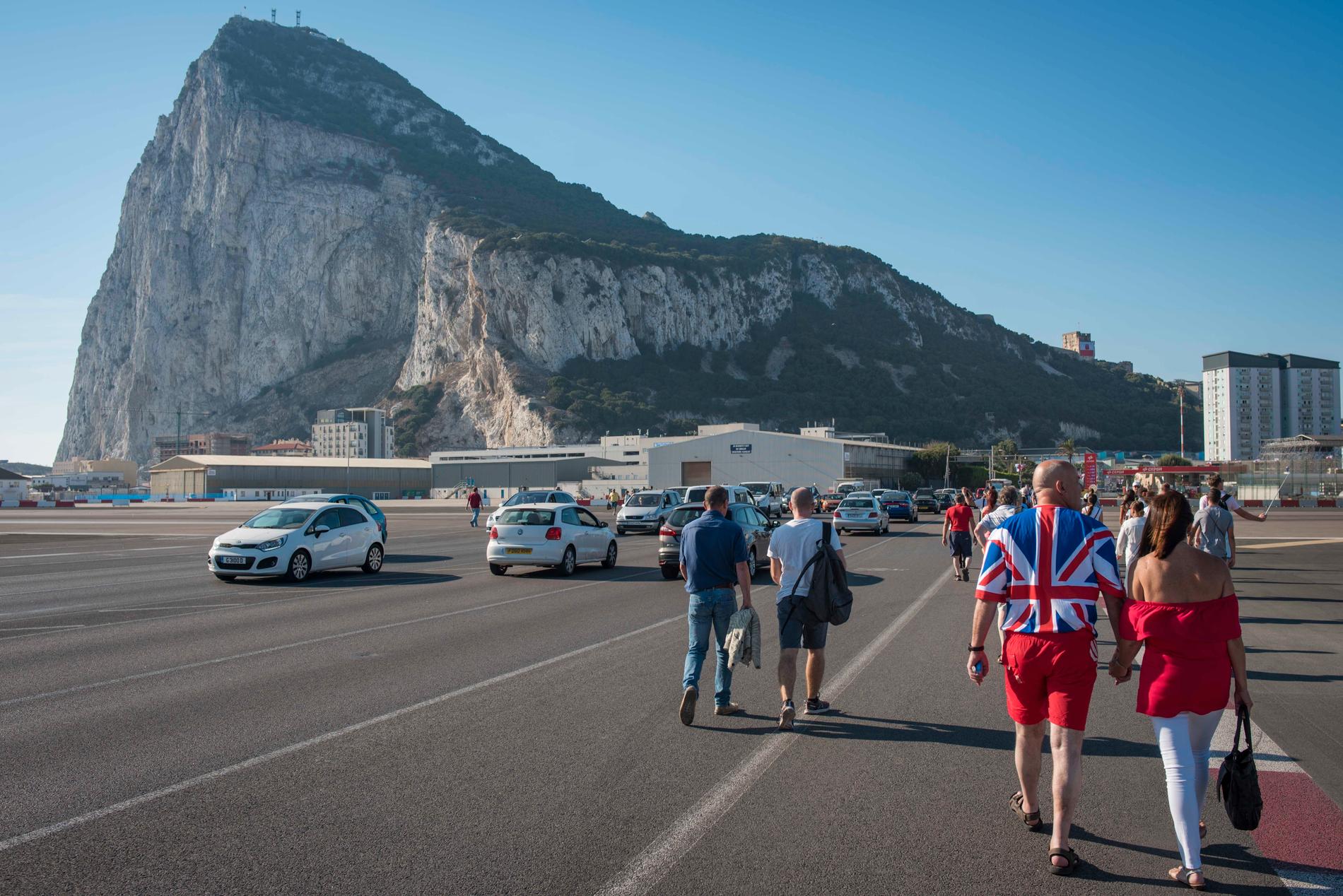 Folk på väg från Spanien till Gibraltar måste passera den brittiska enklavens flygplats. Arkivbild.