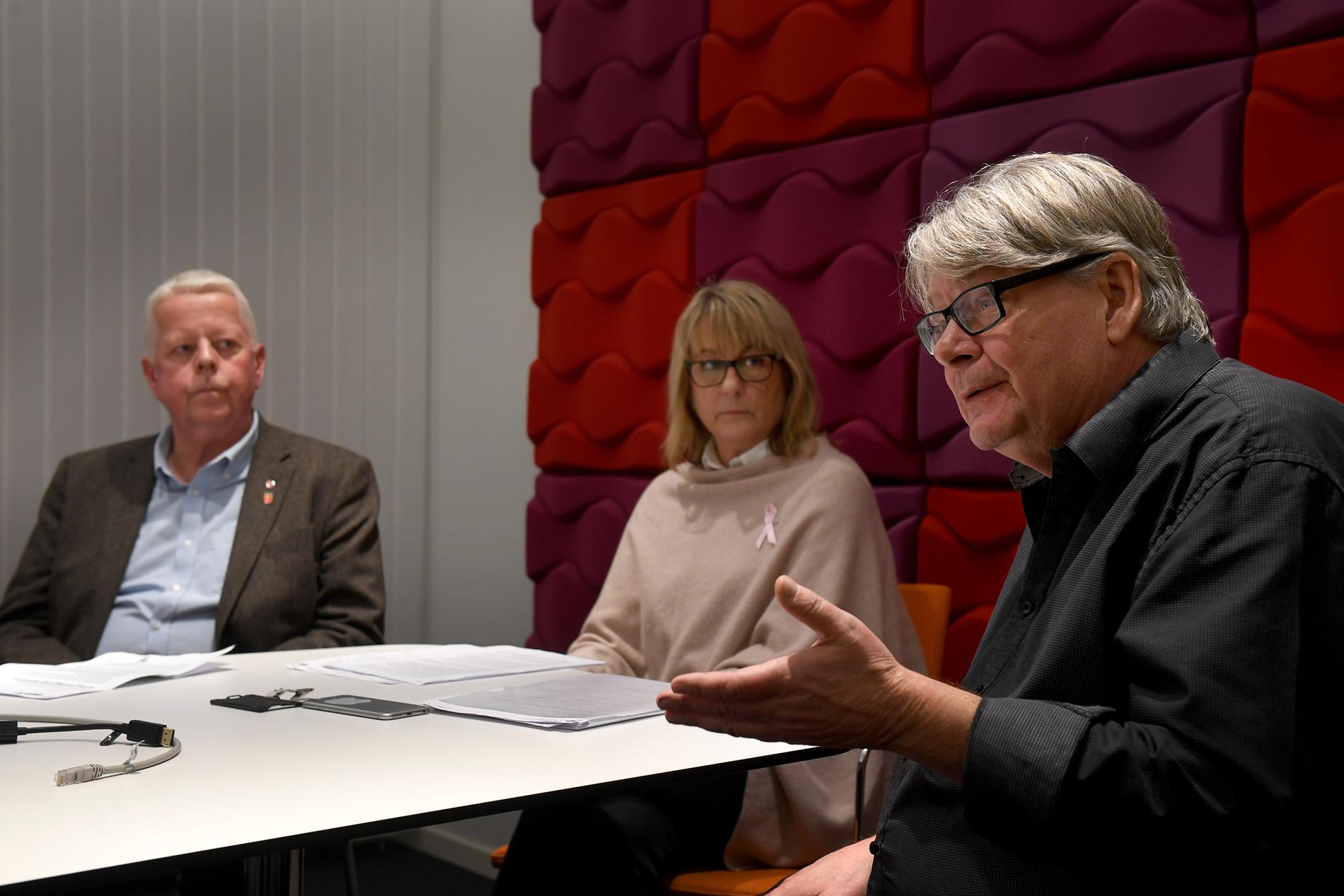 Kommunalrådet Rolf Eriksson, kommunchefen Kristina Lundgren och socialchefen Mikael Ingsberg. 