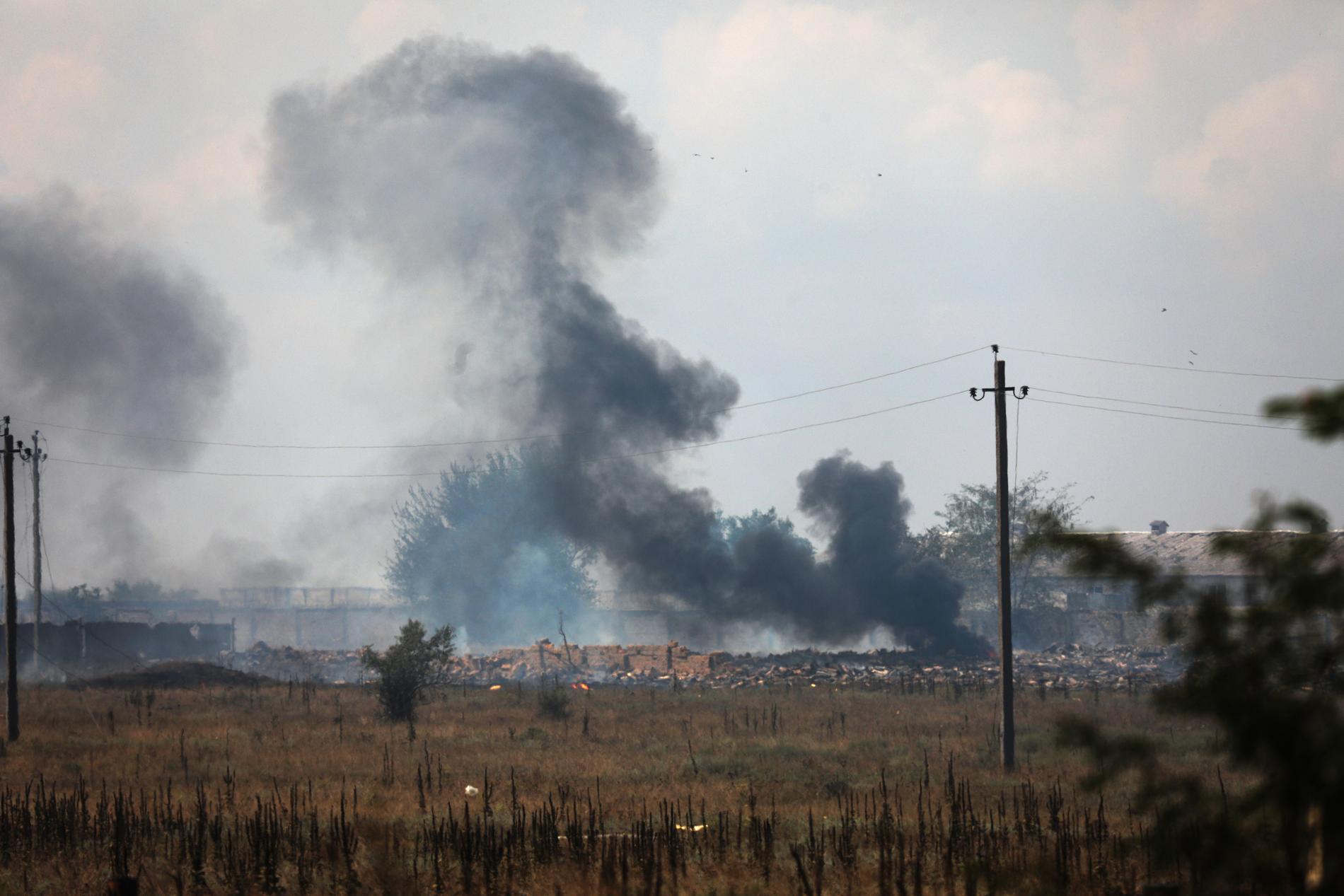 Rök stiger efter en attack mot byn Mayskoye, Krim.