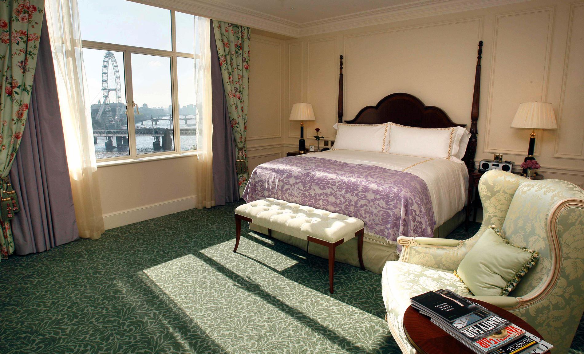 Den som får drömjobbet kommer få betalt för att sova i några av Storbritanniens lyxigaste hotell – som ikoniska Savoy i London