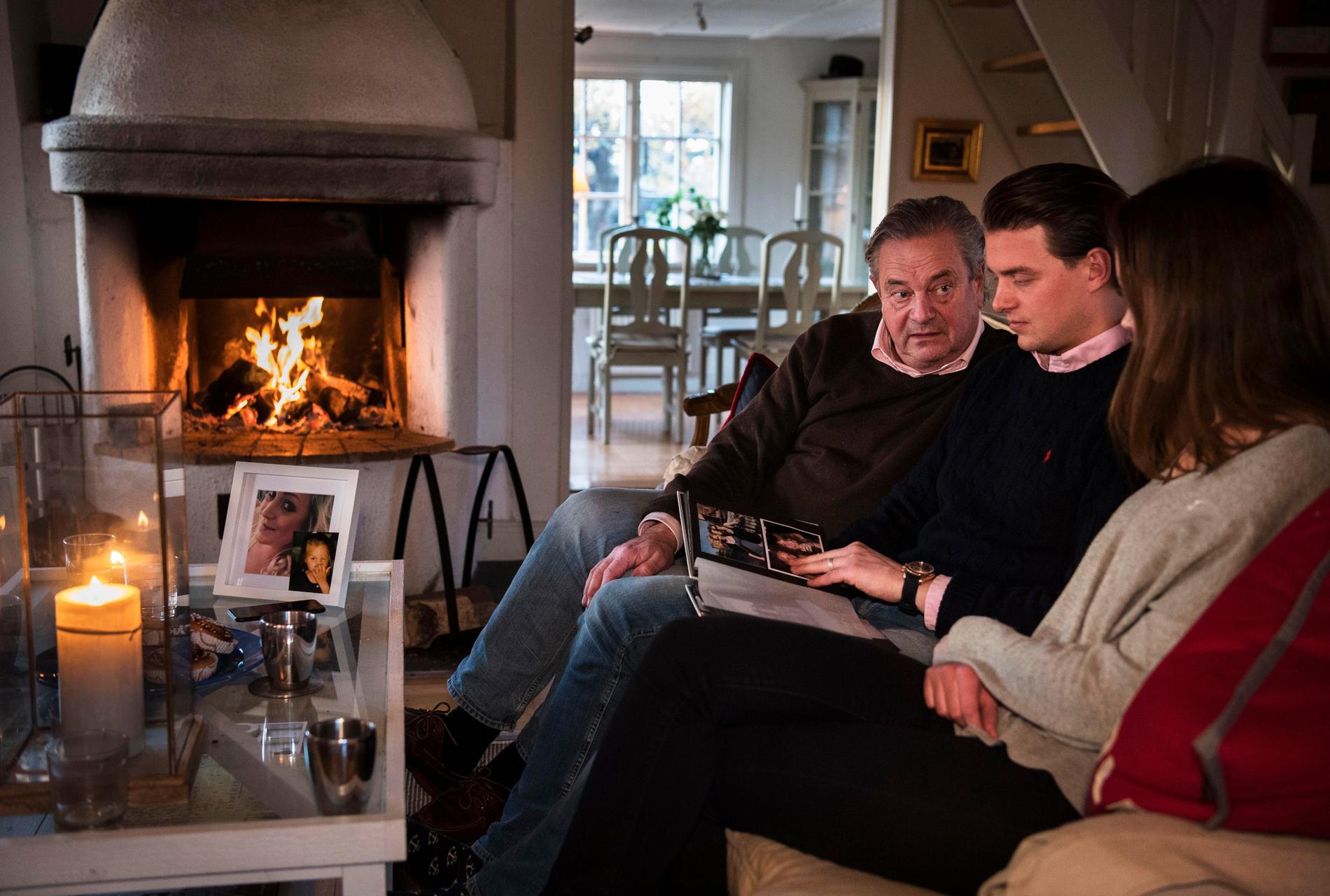 Pappa Anders Ekfalk, bror Markus Ekfalk och hans flickvän Malin Brauner i soffan.