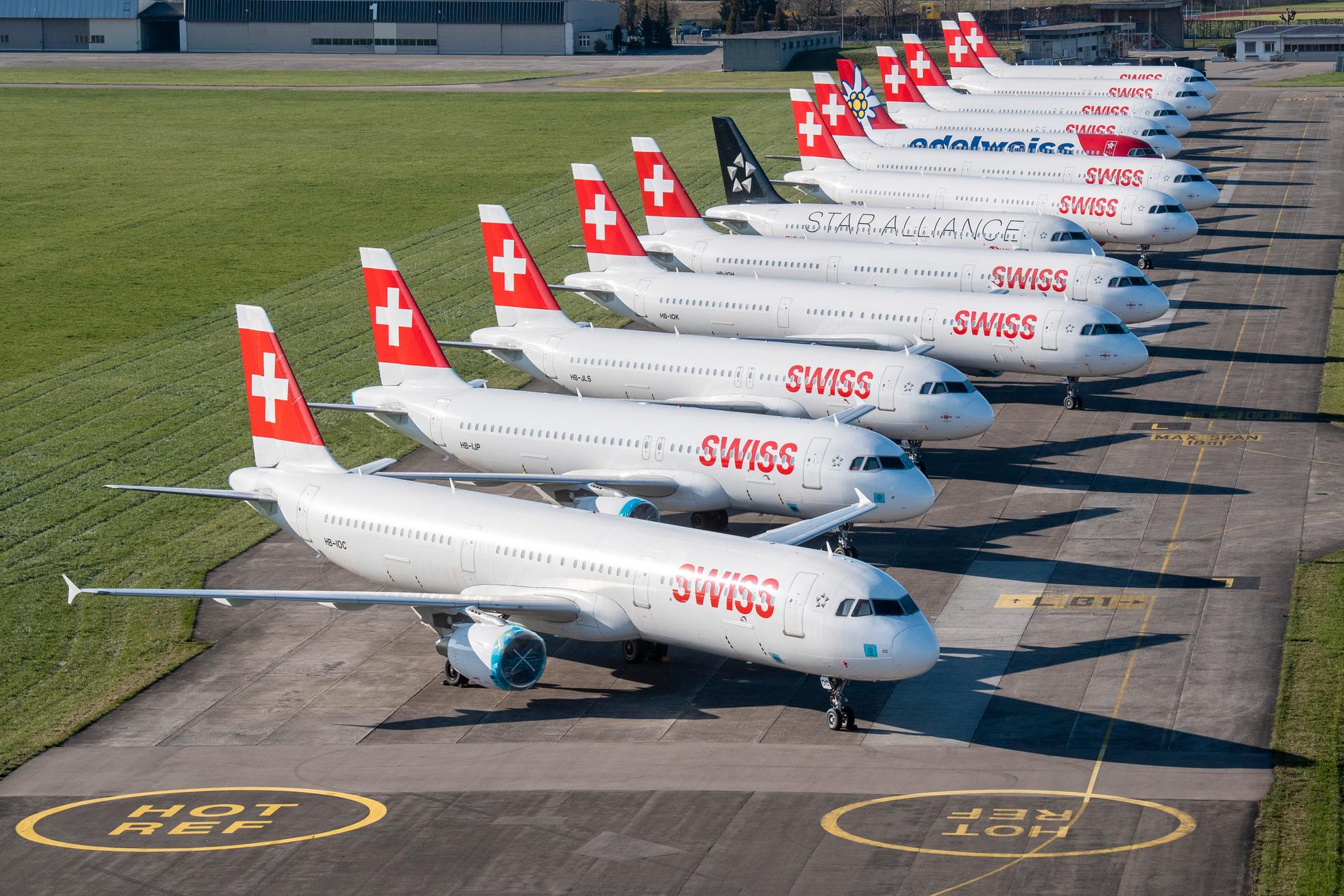DUEBENDORF, SCHWEIZ Större delen av flygbolaget Swiss flotta står parkerad och stilla, här vid flygplatsen i Duebendorf på måndagen.