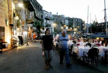 I den vackra hamnen i Kyrenia står restaurangborden tätt.