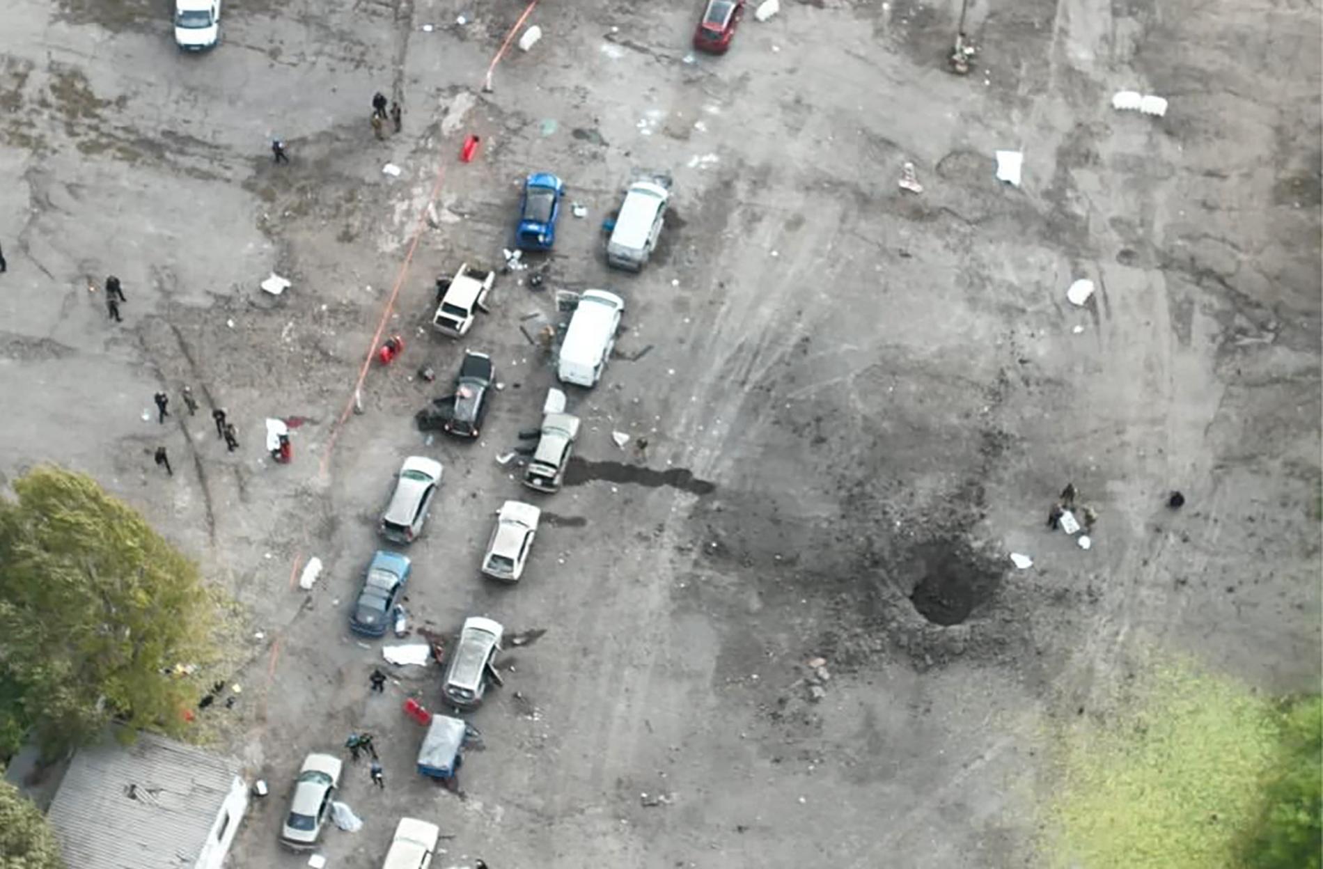 Den sönderbombade konvojen i Zaporizjzja sedd från ovan.