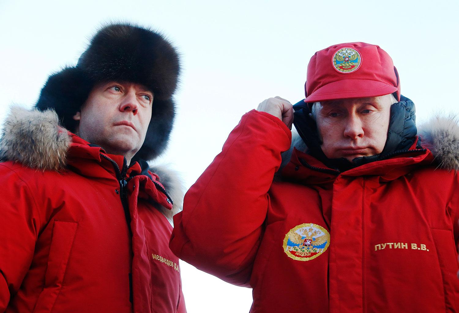 Ryssland premiärminister Dmitrij Medvedev och president Vladimir Putin på ögruppen Frans Josefs land.