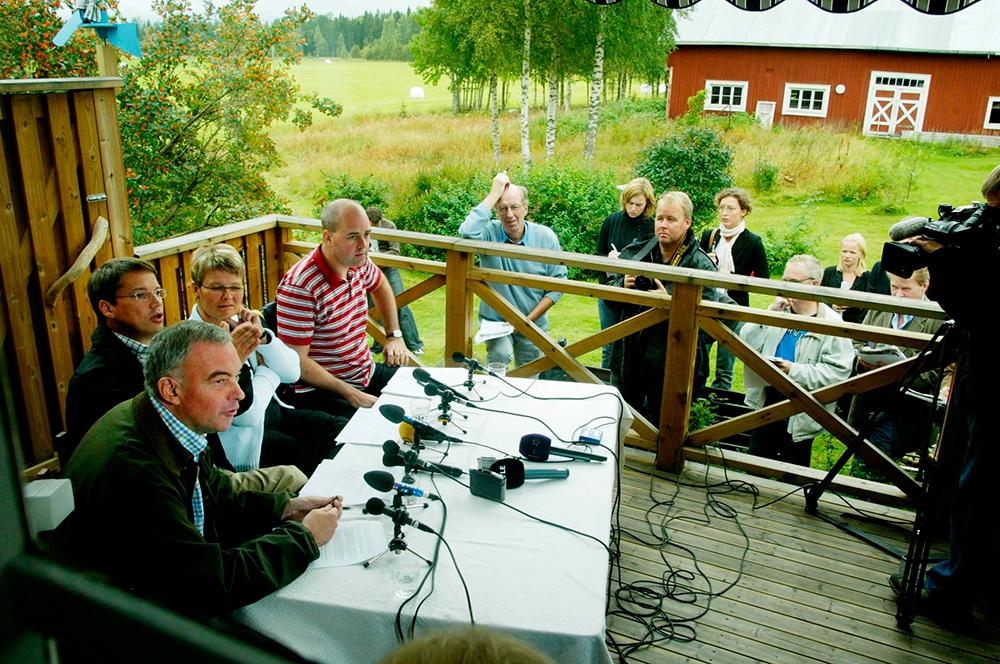 Alliansen bildades 2004. Här håller de borgerliga partiledarna presskonferens hemma hos Maud Olofsson (C) i Högfors samma år.