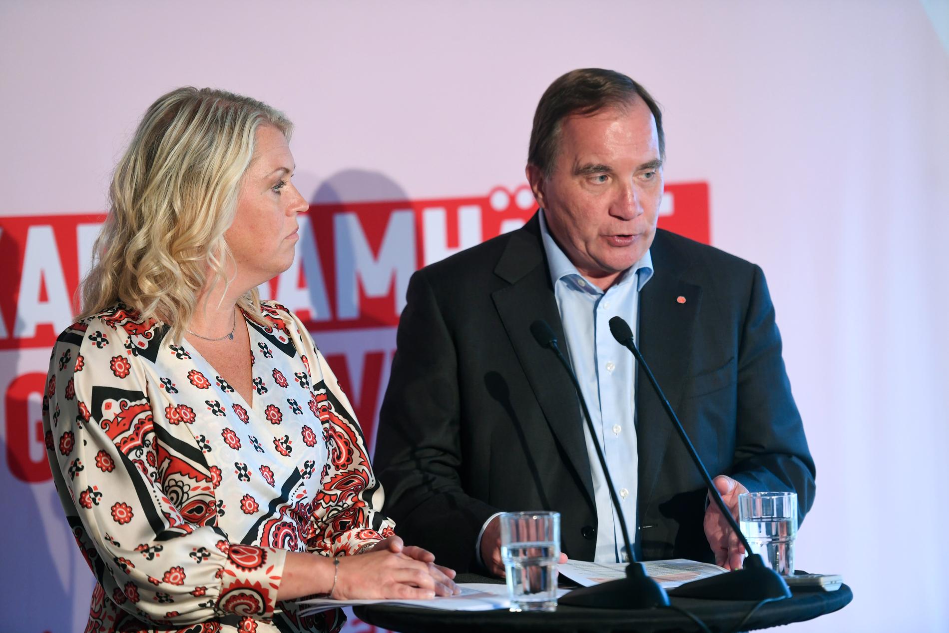 Statsminister Stefan Löfven och äldreminister Lena Hallengren under pressträffen vid Ängsgården äldreboende.